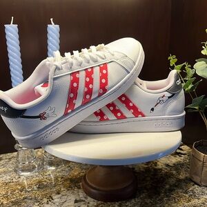 Disney Ladies court sneakers Minnie Mouse size 8 1/2